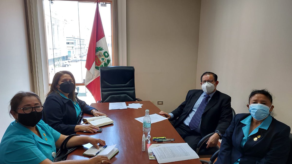 FEDEMINSAP2's tweet photo. #FEDEMINSAP
Nuestras representantes de la Federación de Enfermeras del Ministerio de Salud del Perú se reunieron con el Dr. Herber Cubas, asesor del Congresista de la República, Hitler Saavedra Casternoque, en las instalaciones del Parlamento. https://t.co/gFnBasotj7