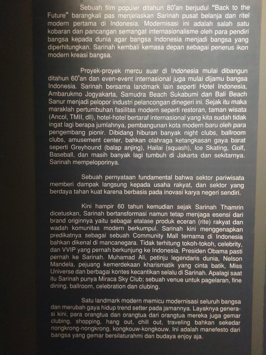 tiuwtiw's tweet photo. Mereka sanggup dan mampu merenovasi gedung Sarinah jadi luar biasa apik. Namun, coba lihatlah... Tulisan macam apa ini? Enggak sanggup bayar copywriter, kah? Gimana hati enggak sakit, kalau urusan literasi masih terus-menerus diabaikan dan dianggap enggak penting begini? https://t.co/d27mPyMVG0