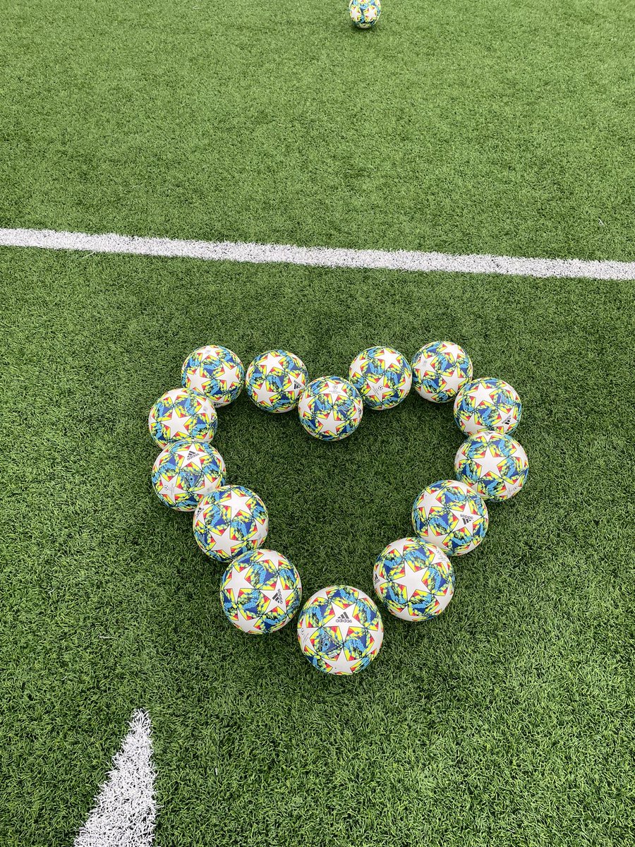 HopeandHealth4l's tweet photo. So much love, connection and lifting each other up- on and off the pitch- as our H3 Spring Break Boot Camp continues. Was awesome to bring together 6/12 of our champions academy youth in person for the first time! #changinglives #champions #onemindoneheart https://t.co/firb9hJYej