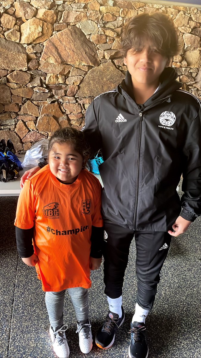 HopeandHealth4l's tweet photo. So much love, connection and lifting each other up- on and off the pitch- as our H3 Spring Break Boot Camp continues. Was awesome to bring together 6/12 of our champions academy youth in person for the first time! #changinglives #champions #onemindoneheart https://t.co/firb9hJYej