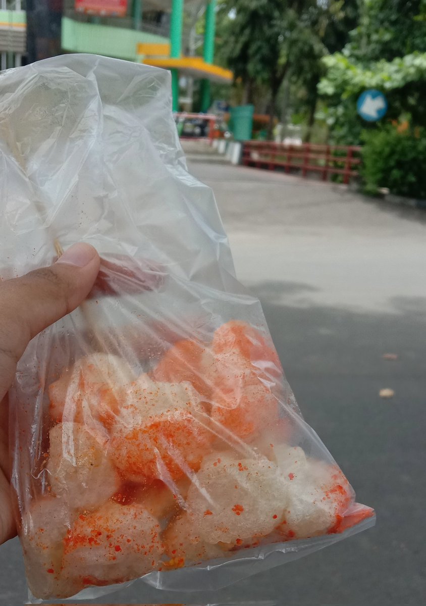 i0vly3s's tweet photo. semangat ke sekolah bukan karena pengen ketemu orang² tapi pengen beli cimolll depan sekolah aaaaaaaa enak banget 😣💓💓💓💓💓💓💓💓 https://t.co/FNAoT1cB3R
