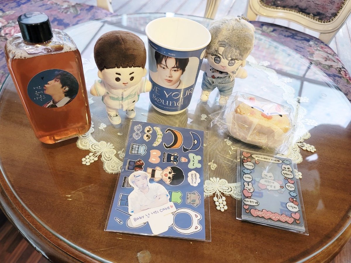 1. 카페밤비
선착특전을 받겠다고 오픈시간에 맞춰갔지만 벌써 줄이 2~30명쯤 서있어가주구😭 하지만 원래 제일 가보고싶었던곳!! 버찌님 팬아트 옷입히기스티커도 탐나고 해서 간건데 너무 아기자기하게 잘 꾸며놓으시고 포카홀더도 유용해서 넘나리 만족~🥰
<a href="/hbd_hsw/">𝑳𝒐𝒗𝒆 𝒚𝒐𝒖𝒓 𝒔𝒐𝒖𝒏𝒅</a>
#성운이의_순간들을_새겨둘게