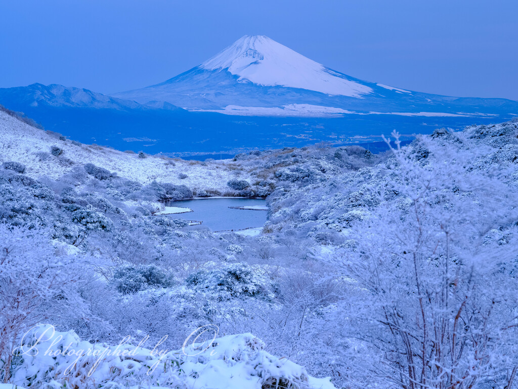 夜明けのブルー。 今朝です。 いつもは雪が降ると通行止めになるスカイラインですが、今日は通行可能なためようやく見ることができました😊