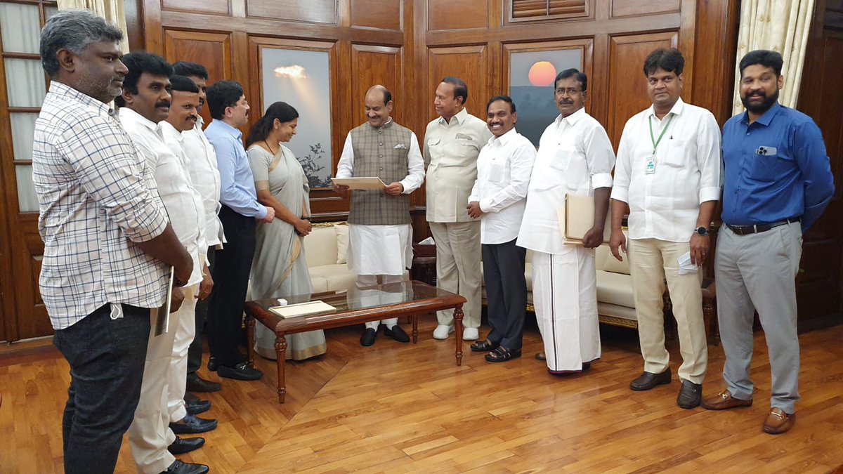 baalu_t's tweet photo. வருகிற ஏப்ரல் 2ஆம் தேதி டெல்லியில் நடைபெறும் அண்ணா – கலைஞர் அறிவாலயம் திறப்பு விழாவுக்கான அழைப்பிதழை மக்களவை சபாநாயக��் திரு. ஓம் பிர்லா அவர்களிடம் வழங்கிய போது. @ombirlakota @mkstalin @DMKITwing https://t.co/d3SInymGig