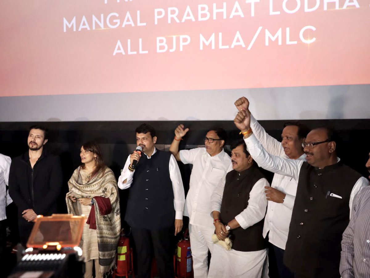 Dev_Fadnavis's tweet photo. Truth is truth !
Only those are opposing #TheKashmirFiles who don’t want the historical truth to be known by the next generations.
#TheKashmirFiles movie is based on historical facts &amp; true events &amp; is telling the truth of Kashmir.
@vivekagnihotri #PallaviJoshi @DarshanKumaar https://t.co/guXIBWjfzW