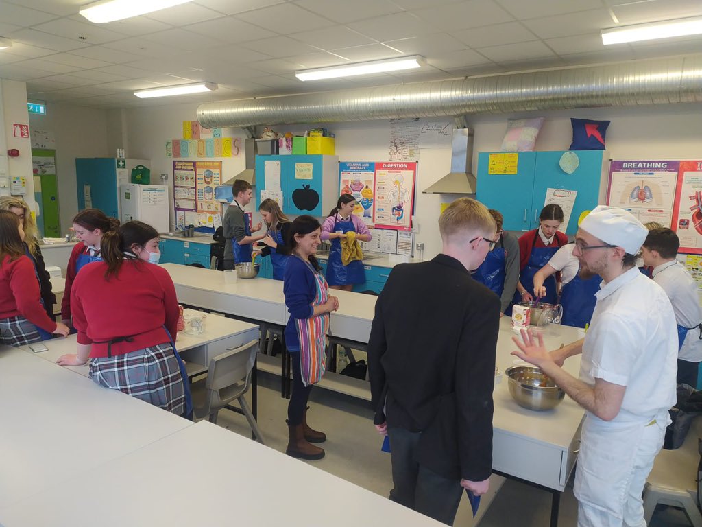 ClaregalwayColl's tweet photo. Grazie to Ms Marcelli TYs got to make fabulous pizza with professional pizzaiolo Mirko Costella #Italian #lovepizza #cookitalian #Italy https://t.co/3bWgB2AOD1