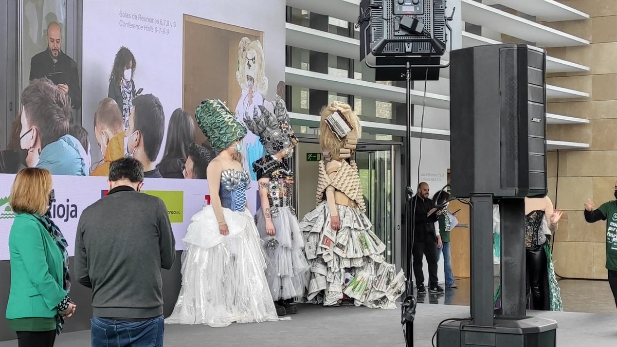 fplarioja's tweet photo. 📌En este momento se está realizando en #feriaFP una pasarela de verduras por el alumnado del CPCFP La Planilla en @Riojaforum
#fpintegrada #aprendealolargodelavida @lariojaorg https://t.co/EZIpyvEABG