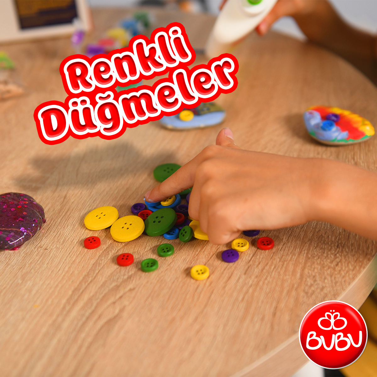 BUBU’nun birbirinden renkli büyüklü küçüklü düğmeleri ile sayı gruplarını öğrenebilir ya da hayalindeki tasarımı oluşturabilirsin! BUBU ile etkinlik saatleri hiiiç bitmez 😊
#BUBU #BUBUCocuk #Düğme #RenkliDüğmeler #Renk #Rengarenk #Eğlence #Etkinlik #EtkinlikSaati