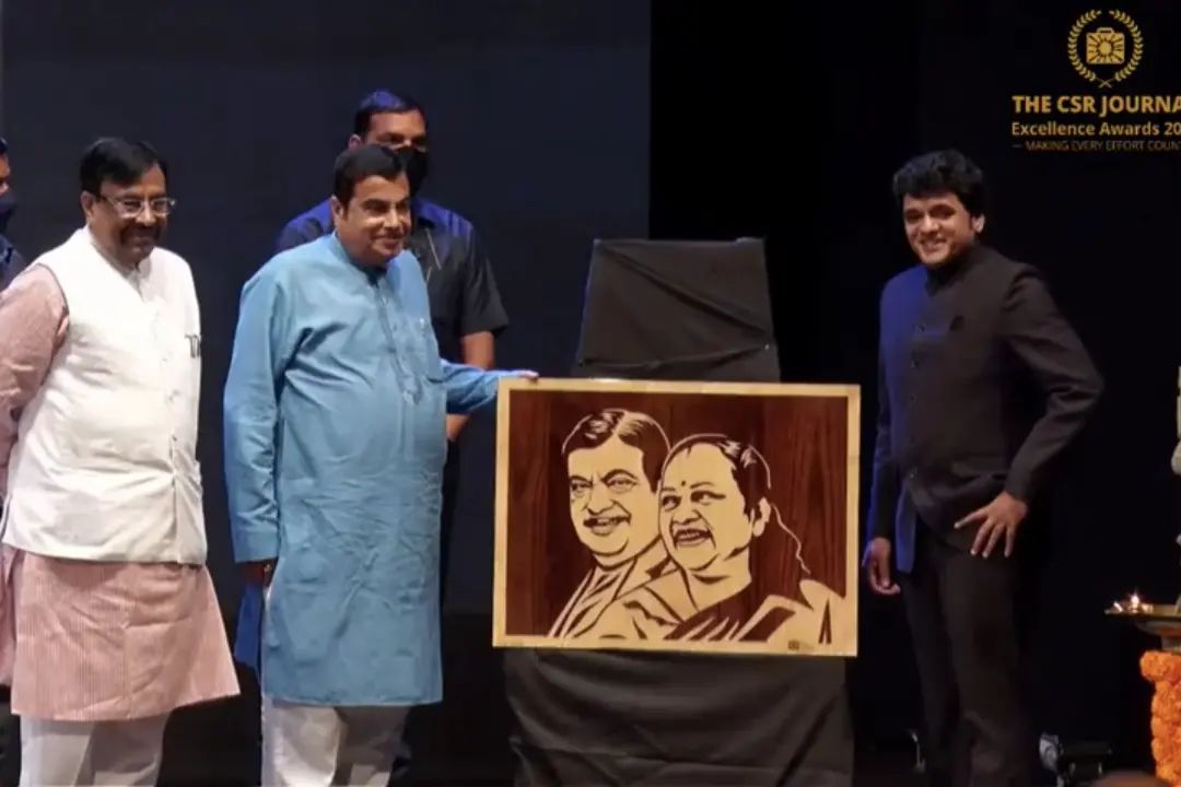 Karmaartgallery's tweet photo. Proud moment for Karma Art Gallery. Its been an honor to collaborate with @thecsrjournal.we are glad to share some glimpses of our work with the Cabinet Minister for Road Transport & Highways @nitin_gadkari Ji, Governor of Maharashtra @BSKoshyari Ji. #NitinGadkari #csrjournal https://t.co/E0j1fi5bcD