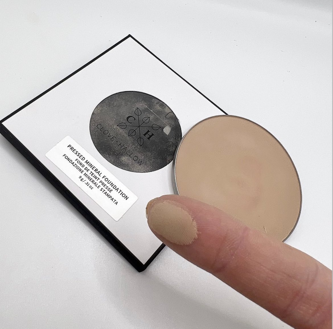 yourmintgreen's tweet photo. Obsessed with the pigment in the @cloveandhallow pressed mineral foundation😍🌿

Head over to our giveaway and enter for a chance to win over £100 of goodie!🥰 https://t.co/JWLs6pEZfu