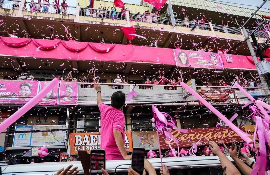 markusforleni's tweet photo. #TarlacIsPink. With 898,634 reg voters, Tarlac is special to VPLeni. In 2016, she only won in Tarlac &amp; Batanes in Luzon, but attitudes have shifted. Looks like ths riverside venue can hardly accommodate the Kakampinks! 

Congratulations, Tarlac! You delivered d crowd. #LeniKiko https://t.co/H9cbWjtKV4