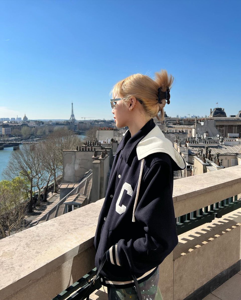 leejenchulichae's tweet photo. — Lisa instagram update!!!🌻
Queen in Rome

#BLACKPINK #블랙핑크 #LISA #리사 #LISASTAGRAM @BLACKPINK https://t.co/ApDKJXQwn9