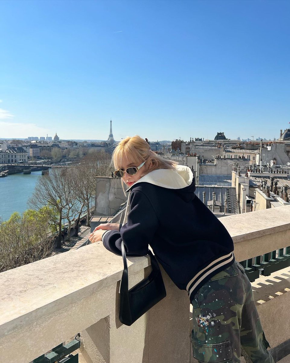 leejenchulichae's tweet photo. — Lisa instagram update!!!🌻
Queen in Rome

#BLACKPINK #블랙핑크 #LISA #리사 #LISASTAGRAM @BLACKPINK https://t.co/ApDKJXQwn9