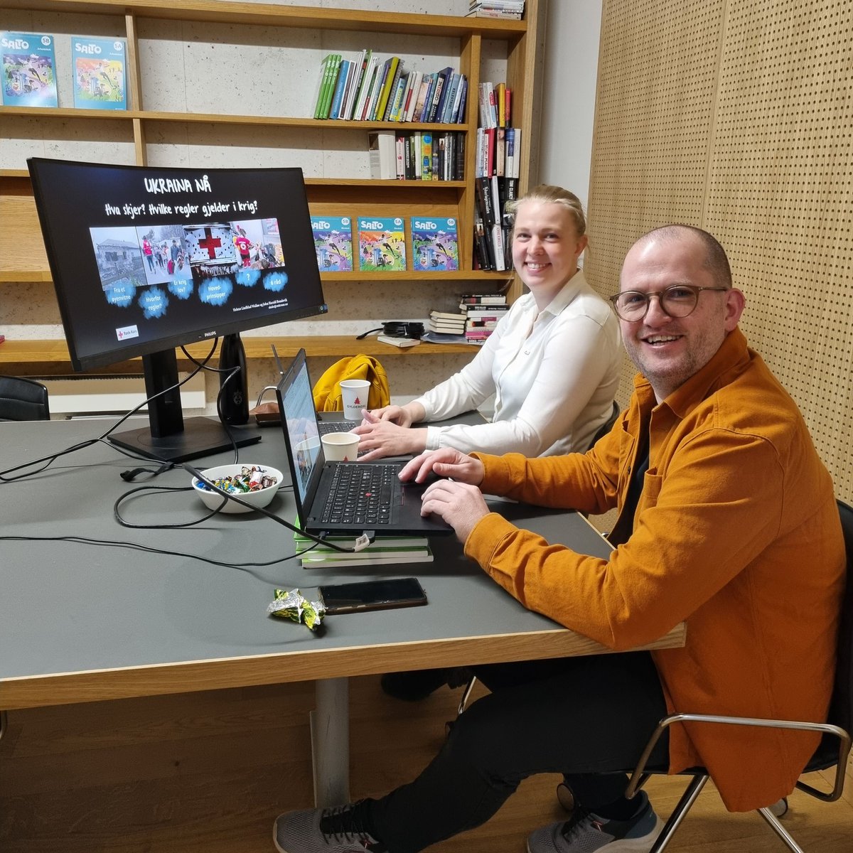 12.30 er Helene og John Harald fra <a href="/rodekorsnorge/">Norges Røde Kors</a> klar med Live skoletime om krigen I Ukraina. 99 klasser er påmeldt, vi har fortsatt plass til flere: gyldendal.no/grunnskole/c-1…