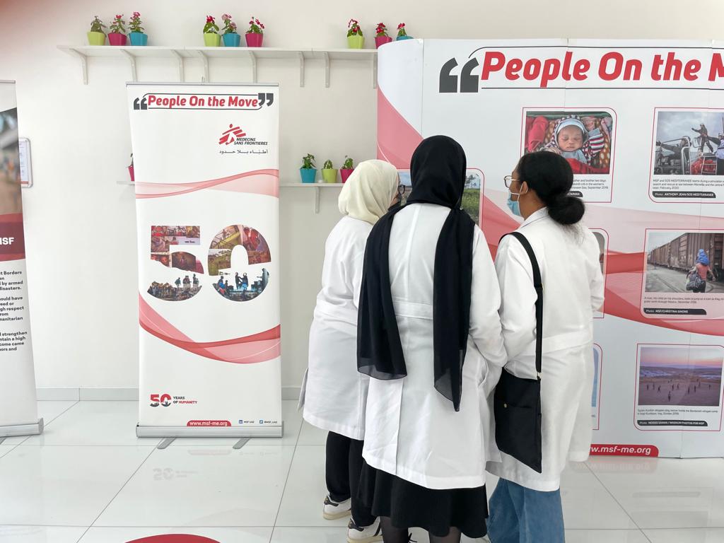 MSF_UAE's tweet photo. #WithTheCommunity - At Gulf Medical University
This week we are displaying our portal gallery #PeopleOnTheMove at @gulfmedicaluniv in #Ajman. The gallery has been visited by medical students who reflect on the stories of refugees and displaced people. https://t.co/7BbWLgW68u