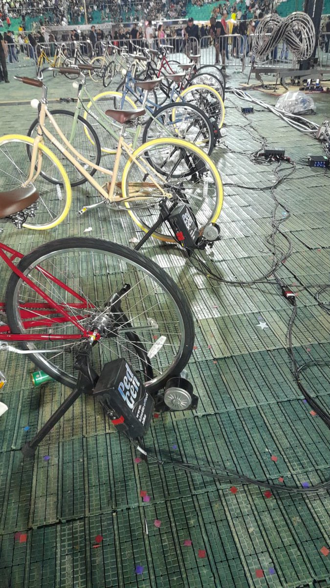 viviresunarte18's tweet photo. Compartimos esta imagen de las bicicletas generadoras de electricidad en concierto de #ColdPlayRD , los gimnasios de #RD deberían instalar bicis similares en sus instalaciones @energiayminasrd @04josehernand1 https://t.co/AFUkT9cBoW