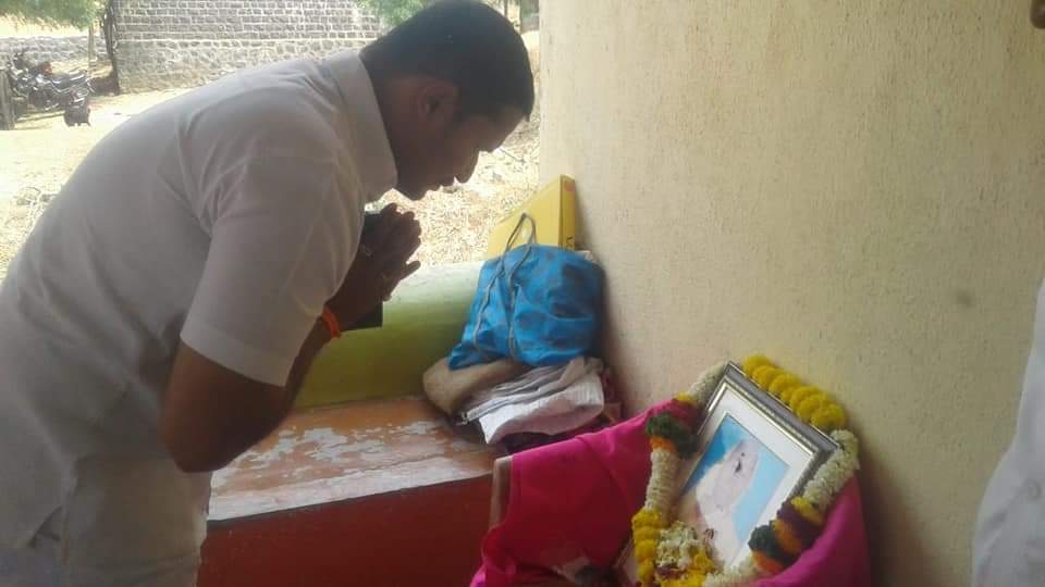 Digvijay4Youth's tweet photo. श्री. दत्तात्रय बबन बरडे रा. रावगाव यांच्या मातोश्रीचे प्रथम पुण्यस्मरण दिनी त्यांच्या प्रतिमेस पुष्पांजली अर्पण करून अभिवादन केले.

#karmala https://t.co/3aFYO5XfuM
