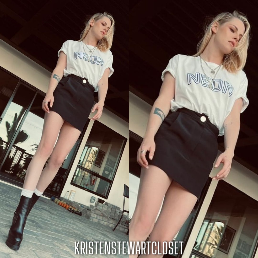 kstewcloset's tweet photo. #KristenStewart at the @neonrated reception honoring (21 March 2022)
Styled by by Tara Swennen
@neonrated White t-shirt
#RowenRose Spring-Summer 2021 'Le Bel Âge' skirt
#Casadei High Block-Heel Leather boots https://t.co/pdITUtsJvU