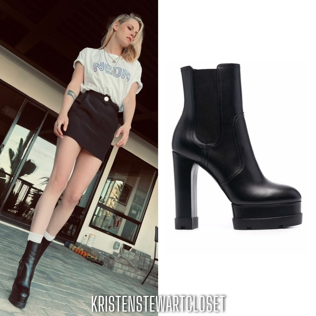 kstewcloset's tweet photo. #KristenStewart at the @neonrated reception honoring (21 March 2022)
Styled by by Tara Swennen
@neonrated White t-shirt
#RowenRose Spring-Summer 2021 'Le Bel Âge' skirt
#Casadei High Block-Heel Leather boots https://t.co/pdITUtsJvU