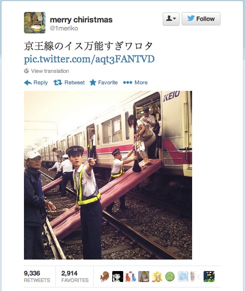 annepurba's tweet photo. Bangku KRL memang sudah disiapkan untuk keselamatan ketika evakuasi disaat terjadi gangguan perjalanan sepetti hari ini adanya pemadaman listrik, LAA dr cakung - jatinegara padam sehingga krl terganggu. Ikuti arahan petugas ya #commuters https://t.co/tMwLjKNMbT