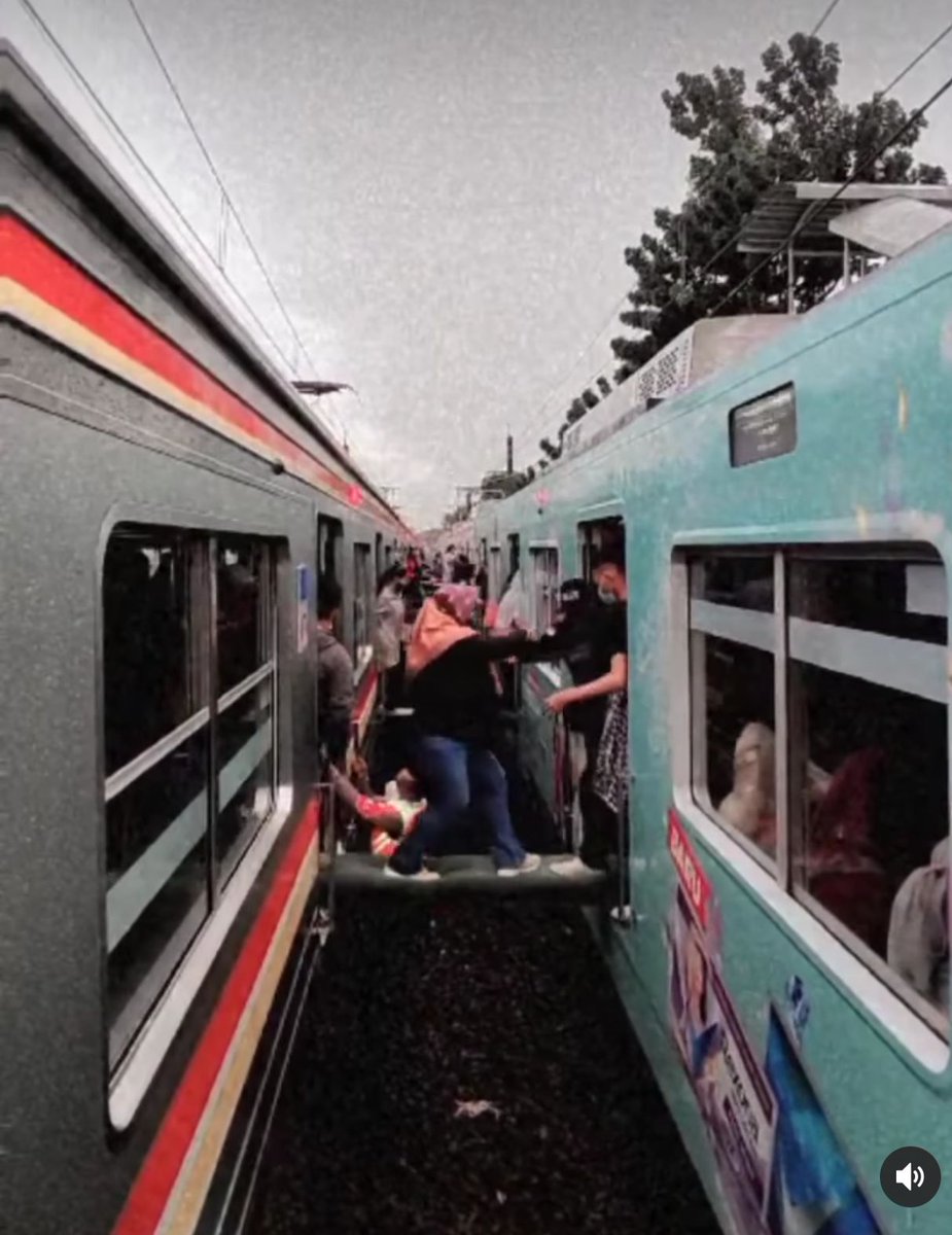 annepurba's tweet photo. Bangku KRL memang sudah disiapkan untuk keselamatan ketika evakuasi disaat terjadi gangguan perjalanan sepetti hari ini adanya pemadaman listrik, LAA dr cakung - jatinegara padam sehingga krl terganggu. Ikuti arahan petugas ya #commuters https://t.co/tMwLjKNMbT