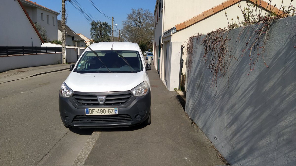 Mr_tom4's tweet photo. Sortie de l'école du #linot à #nantes.
Dans 15mn, 150 élèves vont passer ici.
#pieton #foutagedegueule @nantesfr @NantesMetropole 
(Oui, j'ai déjà appelé la maison de la tranquillité pour la même voiture au même endroit) https://t.co/nxwKyKTGqo