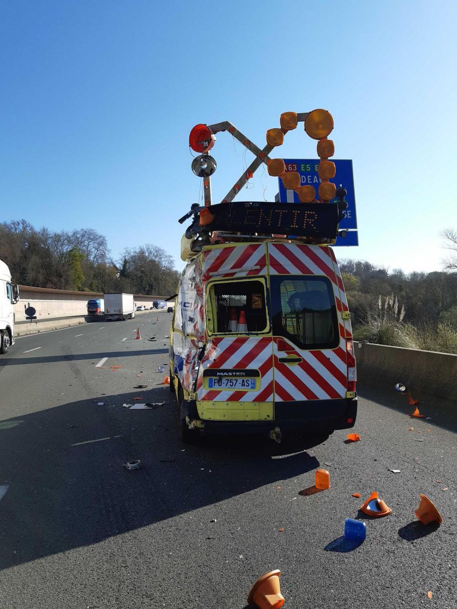 SO_Paysbasque's tweet photo. Bayonne/A63 : un véhicule de Vinci autoroutes percuté https://t.co/8UoQkA6hjB https://t.co/9ZT2WzBl3v