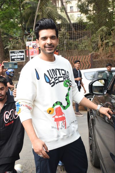 middaygujarati's tweet photo. #KaranKundrra and #TejasswiPrakash spotted at Tejasswi's residence
#indianactor #actor #televisionactress #actress #coupleouting #coupleupdates #celebrities #CasualOutfit #CasualLook #CasualAttire #CasualAvatar #KaranKundrraSquad https://t.co/d4nQILn7JR
