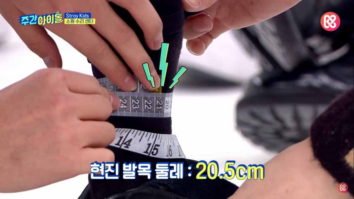 yslcheol's tweet photo. han's waist: 70 cm
seungmin's shoulders: 52 cm
lee know's thighs: 56 cm
hyunjin wrist and ankle: 14.5 cm and 20.5 cm https://t.co/sZLcvb6Ek1