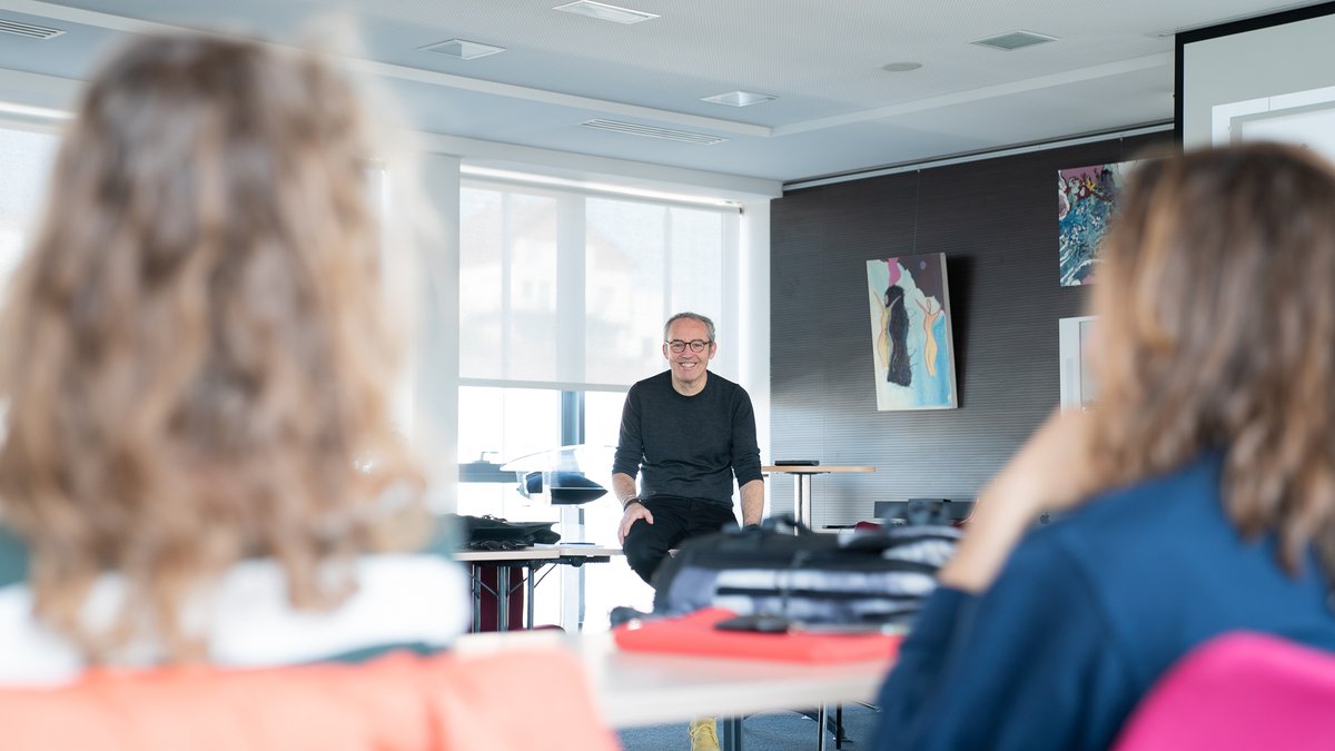 quaialpha's tweet photo. Let's goooo 🏁
La nouvelle promotion de #startups met rapidement les mains dans le cambouis. Les porteurs de projet attaquent la première phase de leur nouvelle aventure entrepreneuriale, celle de la #starterclass, pendant 3 mois !🙌
#LaBatailleNeFaitQueCommencer https://t.co/1d6T1RldCX
