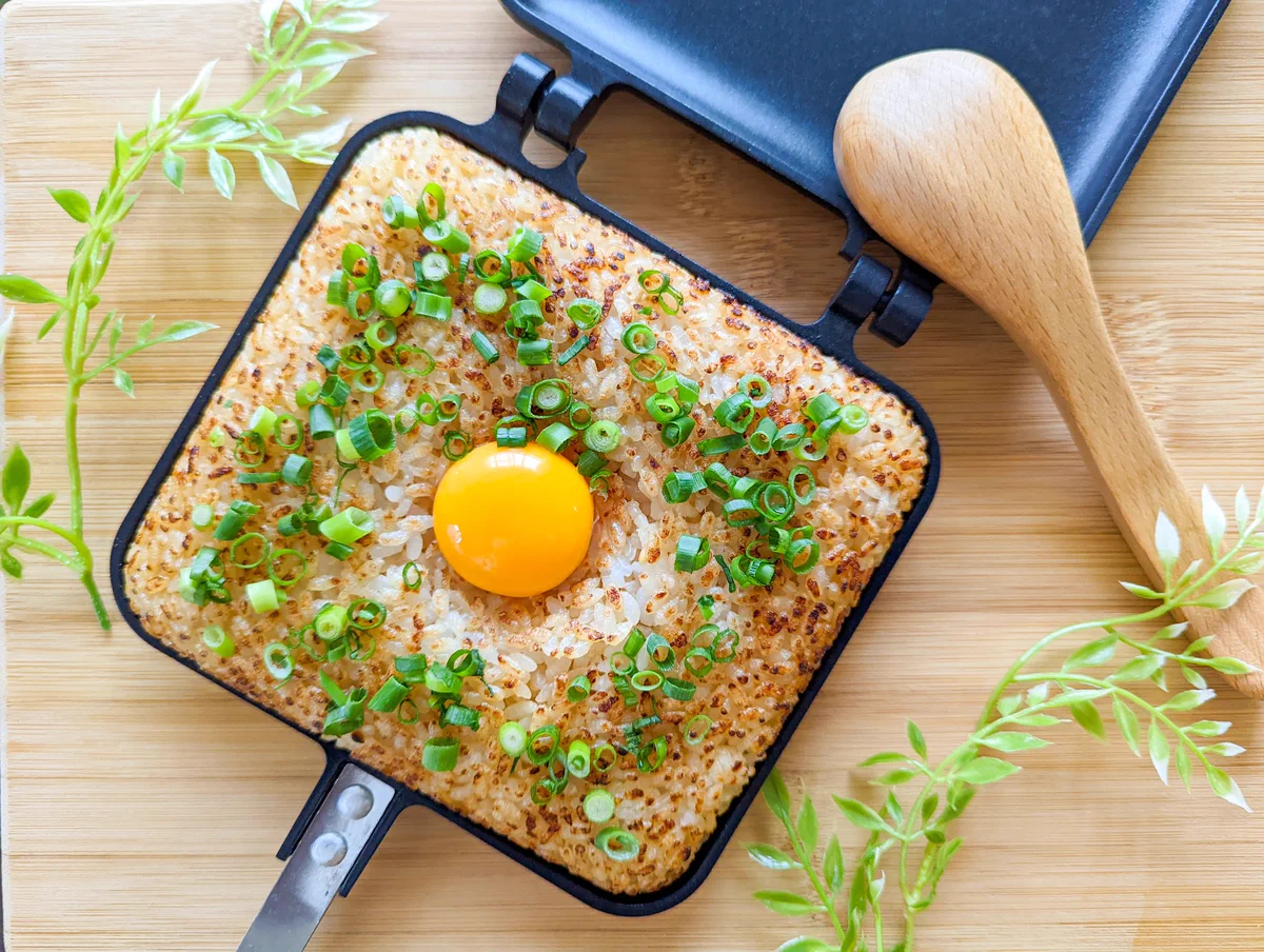 作り方が簡単で、見た目的にも美味しそう！ホットサンドメーカーを使った「焼きおにぎり」レシピ！