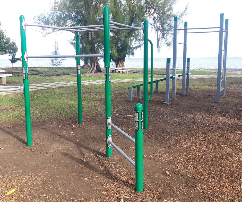 HAGS_UK's tweet photo. 💪Lovely setting for an outdoor workout! This fitness area in beautiful French Polynesia has everything from callisthenics to cardio and weight training; perfect for an all-around training session for people of all abilities.

#OutdoorFitness #OutdoorGym #GymWithAView #ParkGym https://t.co/WYkyNPLn5i