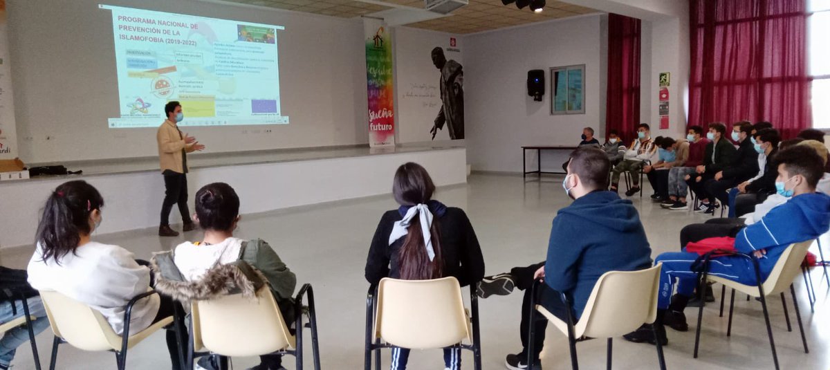 MeloTorres83's tweet photo. #StopIslamofobia El mundo está lleno de personas buenas. Nuestra #E2O hoy acoge el taller de prevención de la Islamofobia. Tod@s  somos iguales 💪🏽💪🏻💪🏾💪🏿💪 @funddonbosco @E2OEspana #jovenes #donbosco https://t.co/xvpdKtc68V
