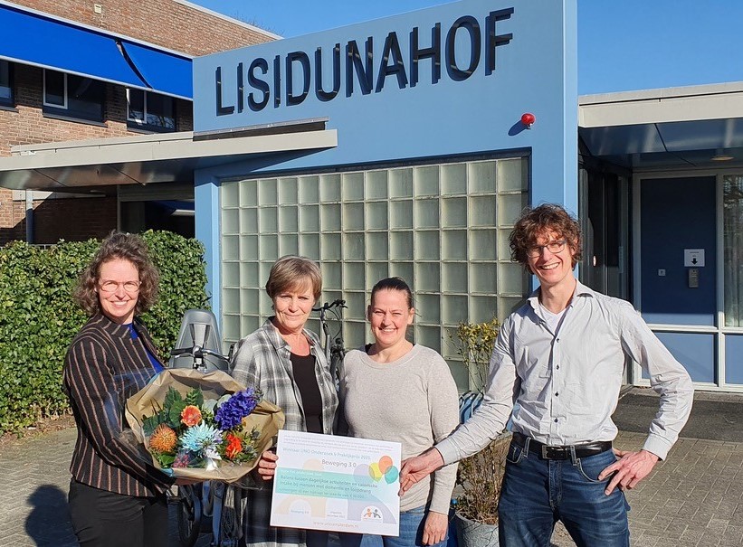 De Onderzoek &amp; Praktijkprijs, met een prijsbedrag van € 10.000, is gewonnen door onze locatie Lisidunahof. <a href="/UNOAmsterdam/">UNO Amsterdam (UNO-VUmc)</a> stelt jaarlijks subsidies voor praktijkgericht onderzoek beschikbaar. Lees meer: bit.ly/36Fla2i #beweging3 #zorgmetaandacht #onderzoek #ouderenzorg