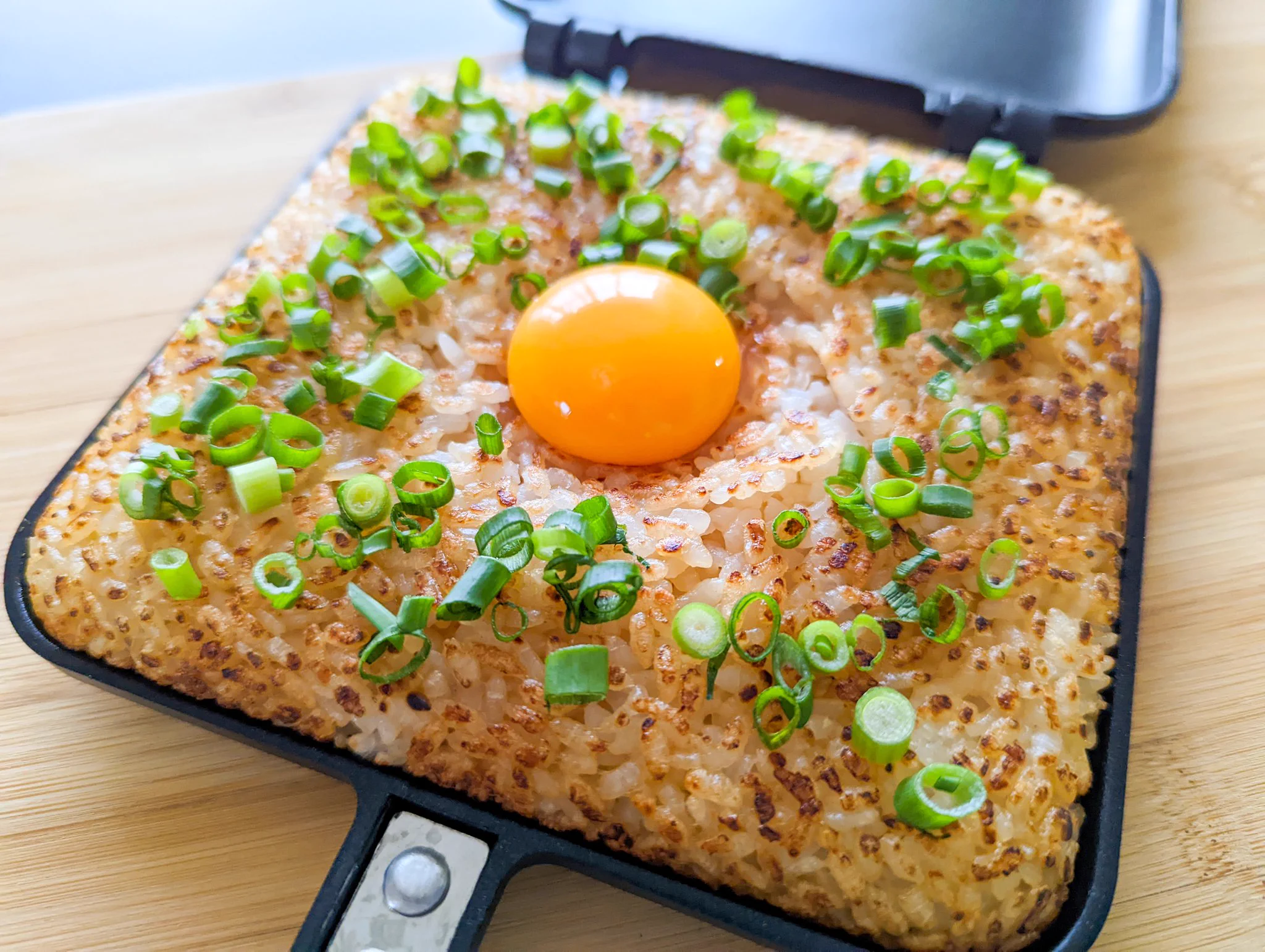 作り方が簡単で、見た目的にも美味しそう！ホットサンドメーカーを使った「焼きおにぎり」レシピ！