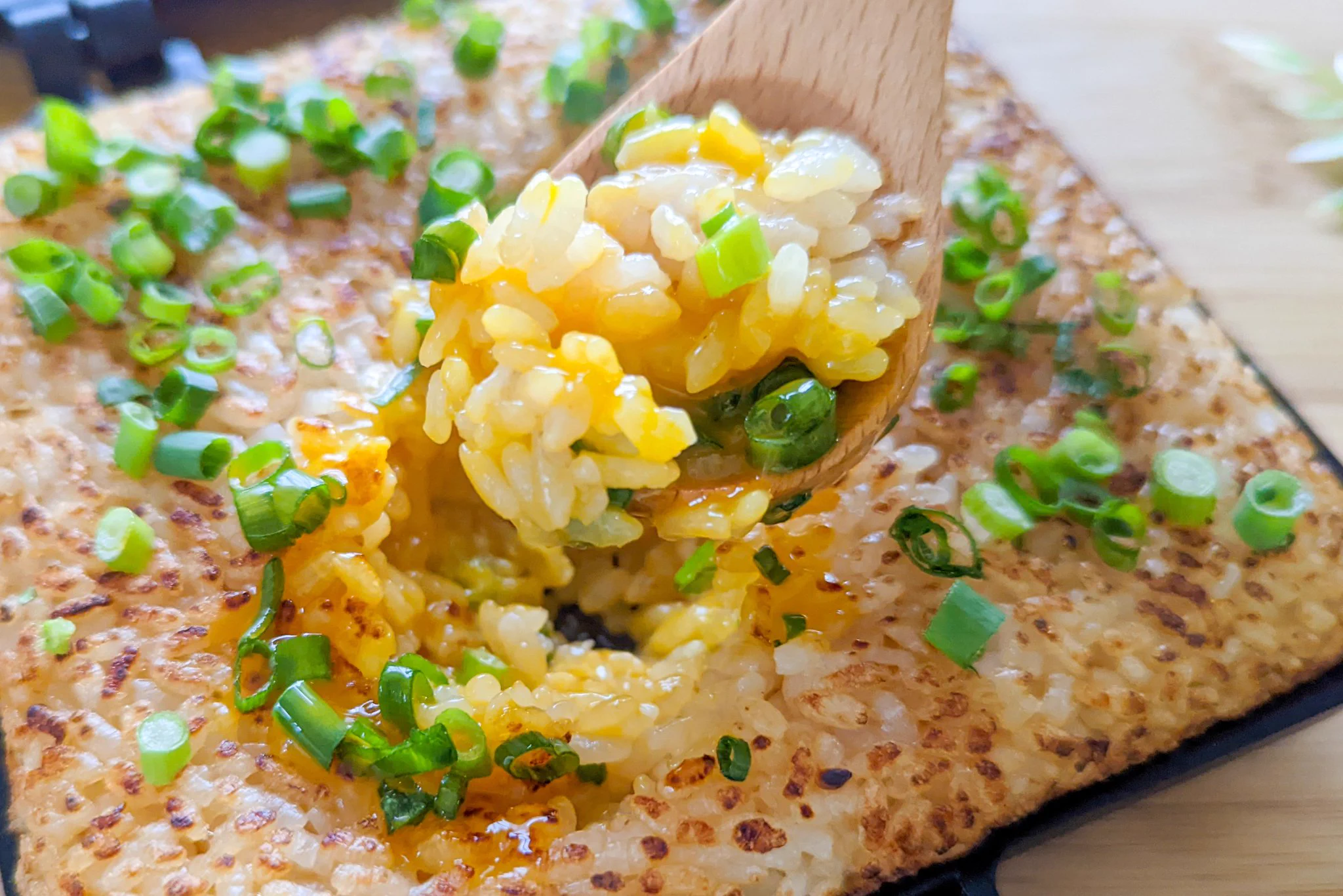 作り方が簡単で、見た目的にも美味しそう！ホットサンドメーカーを使った「焼きおにぎり」レシピ！