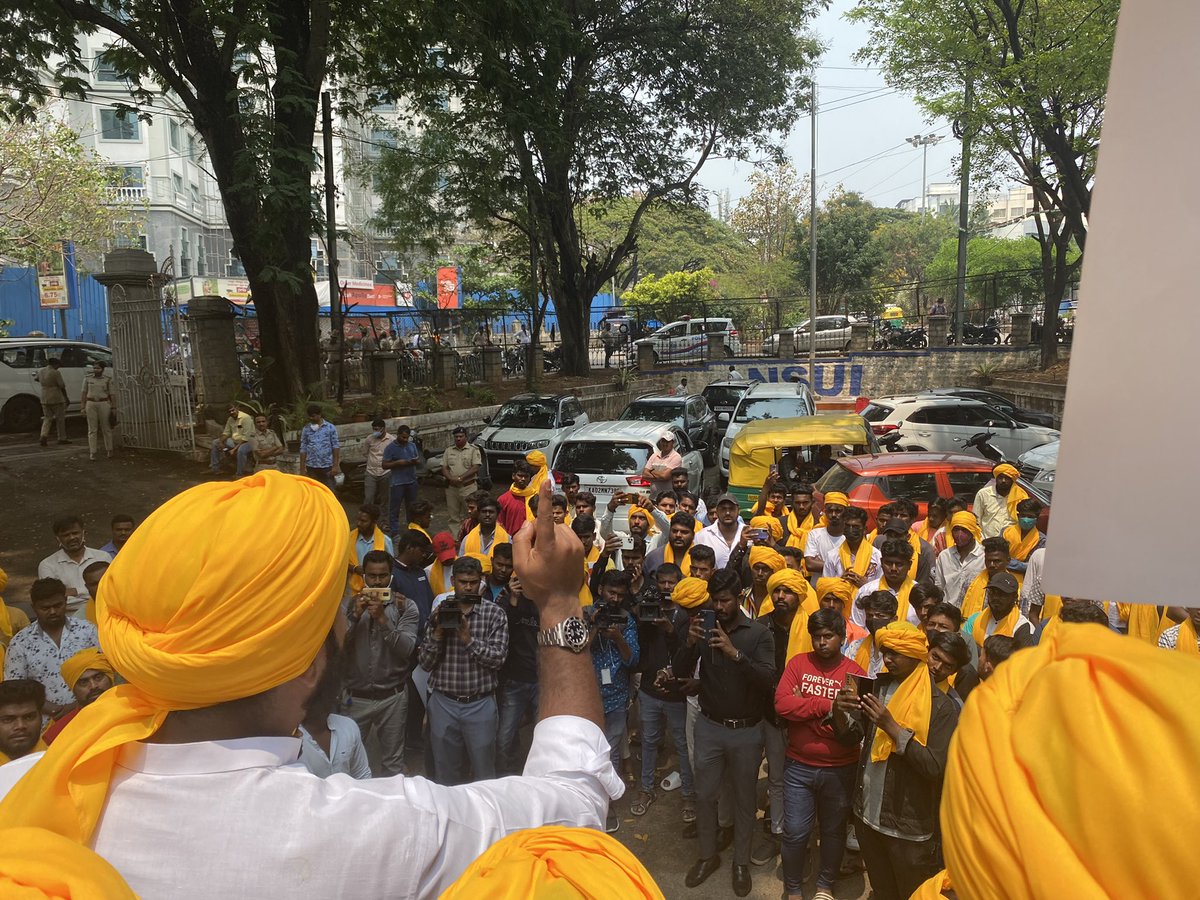 hmjyothish14's tweet photo. @IYCKarnataka President Sh.@nalapad with KPYCC members paid tribute to Shaheed-E-Azam Bhagat Singh on his death anniversary at Gandhi Circle,Bengaluru 

Inquilab Zindabaad 🇮🇳 #BhagatSingh #ImBhagatSingh https://t.co/RAQmmYLJNS