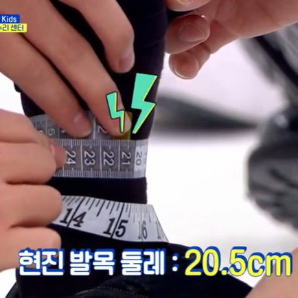 hyunjinie320's tweet photo. hyunjin’s measurements 
hand = 20cm
wrist = 14.5cm
ankle = 20.5cm
lips = 2.3cm https://t.co/OvaWlUk9BY