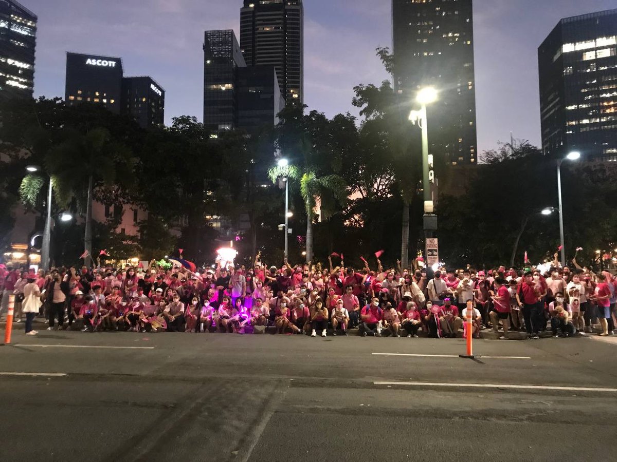 DapatSiLeni's tweet photo. Dati nasa 15 lang ang sumasama sa BGC Walk for Leni. Ngayon nasa dalawang libo na! 

#DapatSiLeni
#HusayAtTibay
#BGCWalkforLeni https://t.co/NKMe6wqFRp