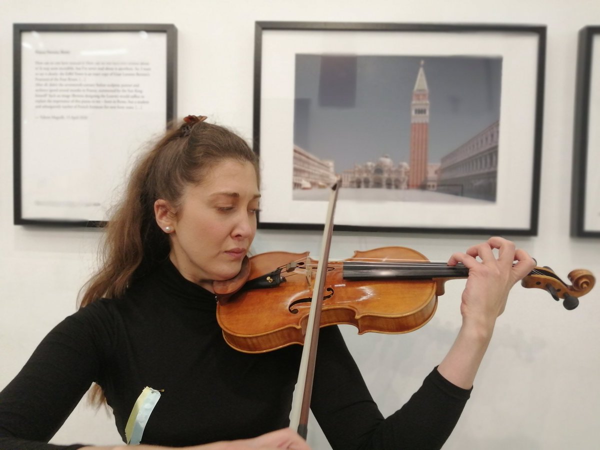 UniKent_Music's tweet photo. Warming up for today's Lunchtime Concert here in @Studio3Gallery, University Music Scholar and @biokent postgrad, Kammy #music #Vivaldi #strings #EarBox https://t.co/a8Nph4dQm3