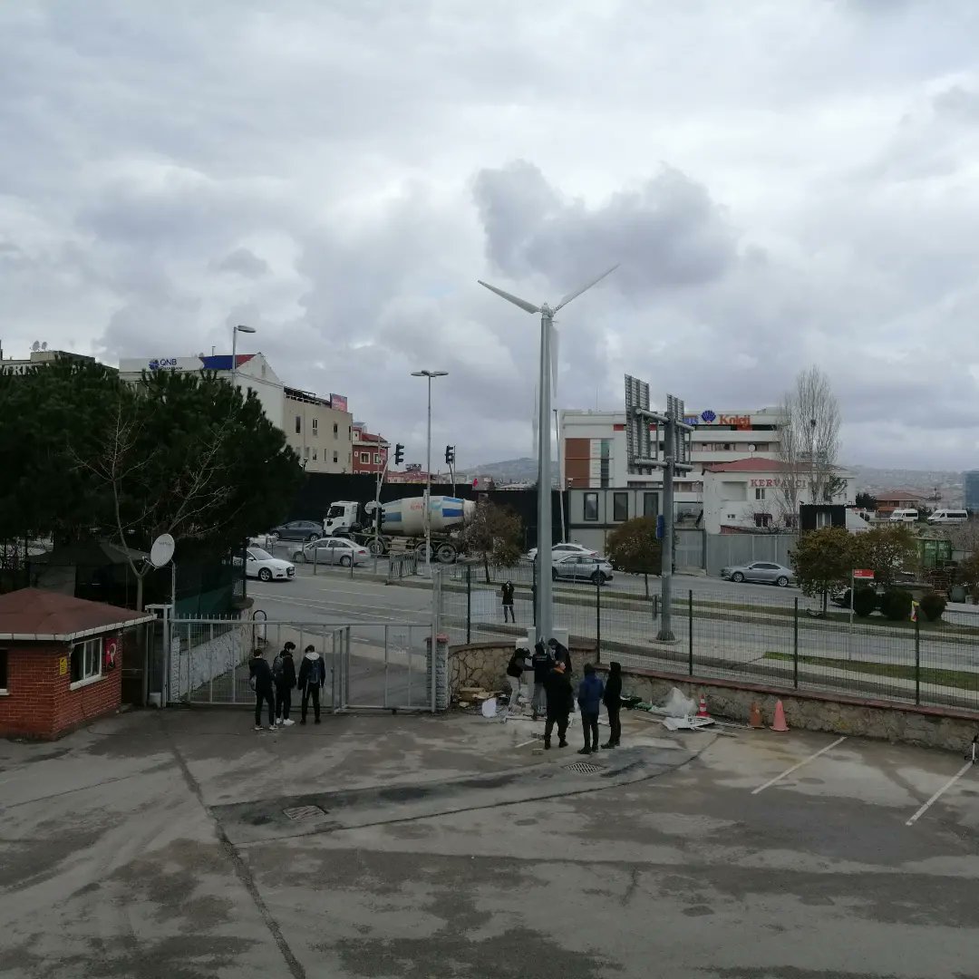 ⚡ Okulumuzun yenilenebilir enerji alanı için; halihazırda bulunan fotovoltaik güneş enerjisi panellerinin yanına, 3kw'lık rüzgâr türbini kurulumu yapılmıştır. Bu türbin, hem okulumuza enerji üretecek hem de ders materyali olarak kullanılacaktır.