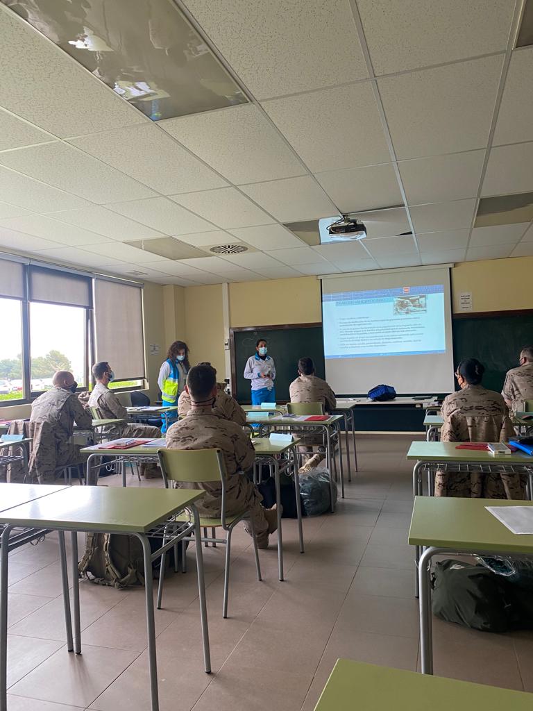 SaludMadrid's tweet photo. 🚑 El #SUMMA112, a través del Departamento de Catástrofes, imparte formación NRBQ (riesgo nuclear, biológico y químico) y participa en unas maniobras prácticas en la Escuela Técnica de Seguridad, Defensa y Apoyo del @EjercitoAire en Zaragoza https://t.co/gdyiVbv1iA