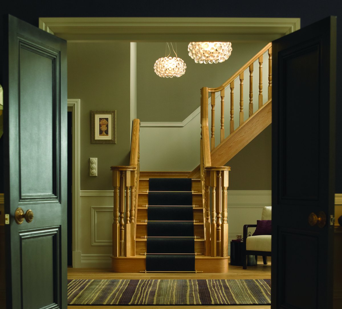 The ultimate classic staircase. Choose our Heritage collection for a timeless and elegant entrance to your home.

 🔍 Find all of our stairparts collections here: hubs.li/Q014y_sf0.