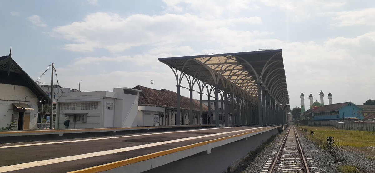 Selamat datang Penumpang kembali di Stasiun Garut, karena kalau tidak ada halangan Kamis, 24 Maret 2022 Jalur Cibatu-Garut diresmikan, selain stasiun Garut di resmikan pula KA Cikuray (Garut-Pasarsenen PP).