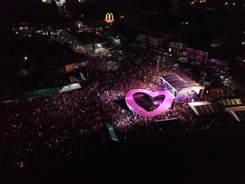 DapatSiLeni's tweet photo. TARLAC PEOPLE’S RALLY CROWD ESTIMATE AS OF 6:30PM: 40,000!

Drone shot: Samric Mante 

#DapatSiLeni🌸
#HusayAtTibay💪🏼
#TarlacIsPink
#tarLENIqueño
#PUSOtarlac https://t.co/M0QhFJb1Zr