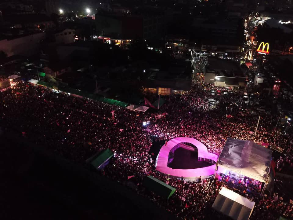 DapatSiLeni's tweet photo. TARLAC PEOPLE’S RALLY CROWD ESTIMATE AS OF 6:30PM: 40,000!

Drone shot: Samric Mante 

#DapatSiLeni🌸
#HusayAtTibay💪🏼
#TarlacIsPink
#tarLENIqueño
#PUSOtarlac https://t.co/M0QhFJb1Zr