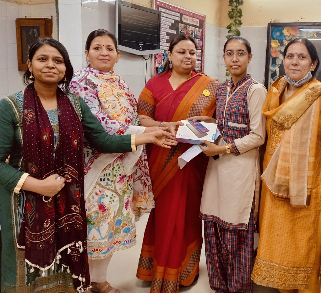 SonaliVermaMT's tweet photo. #SUCCESS does not lie in Results but in Efforts 

Being the best is not so important 

Doing the best is all that Matters

Kirti of class XII of SKV Peeragarhi was felicitated by Avanti Fellows with a tab &amp; free NEET coaching
@msisodia 
@Dir_Education
@gupta_iitdelhi 
@PbpandeyB https://t.co/zdclPFZtOf