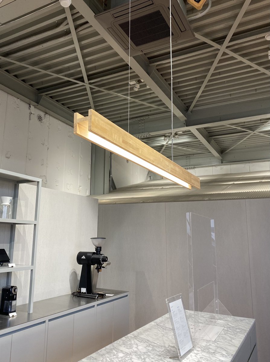 hatik5's tweet photo. ブルーボトルコーヒー清澄白河店
設計:長坂常/スキーマ建築計画
ブルーボトルコーヒージャパンのロースタリー兼事務所。かつて倉庫であった建物をコンバージョンしている。
向かって右側、鉄骨の斜材を残しながら開口部を大胆に取る。光を取り入れながらインダストリアルな雰囲気を生かしたデザイン。 https://t.co/1dDvksHXtR