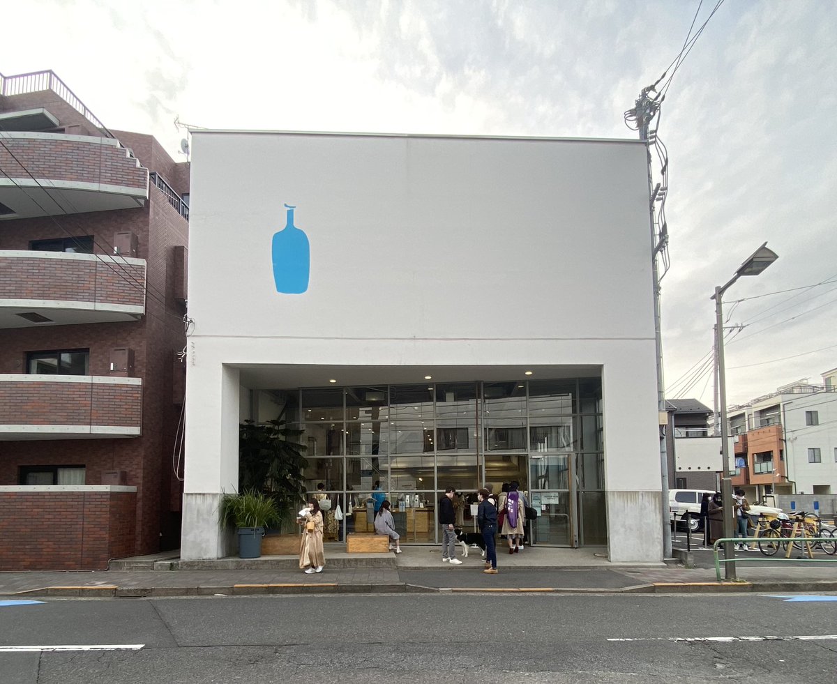 hatik5's tweet photo. ブルーボトルコーヒー清澄白河店
設計:長坂常/スキーマ建築計画
ブルーボトルコーヒージャパンのロースタリー兼事務所。かつて倉庫であった建物をコンバージョンしている。
向かって右側、鉄骨の斜材を残しながら開口部を大胆に取る。光を取り入れながらインダストリアルな雰囲気を生かしたデザイン。 https://t.co/1dDvksHXtR