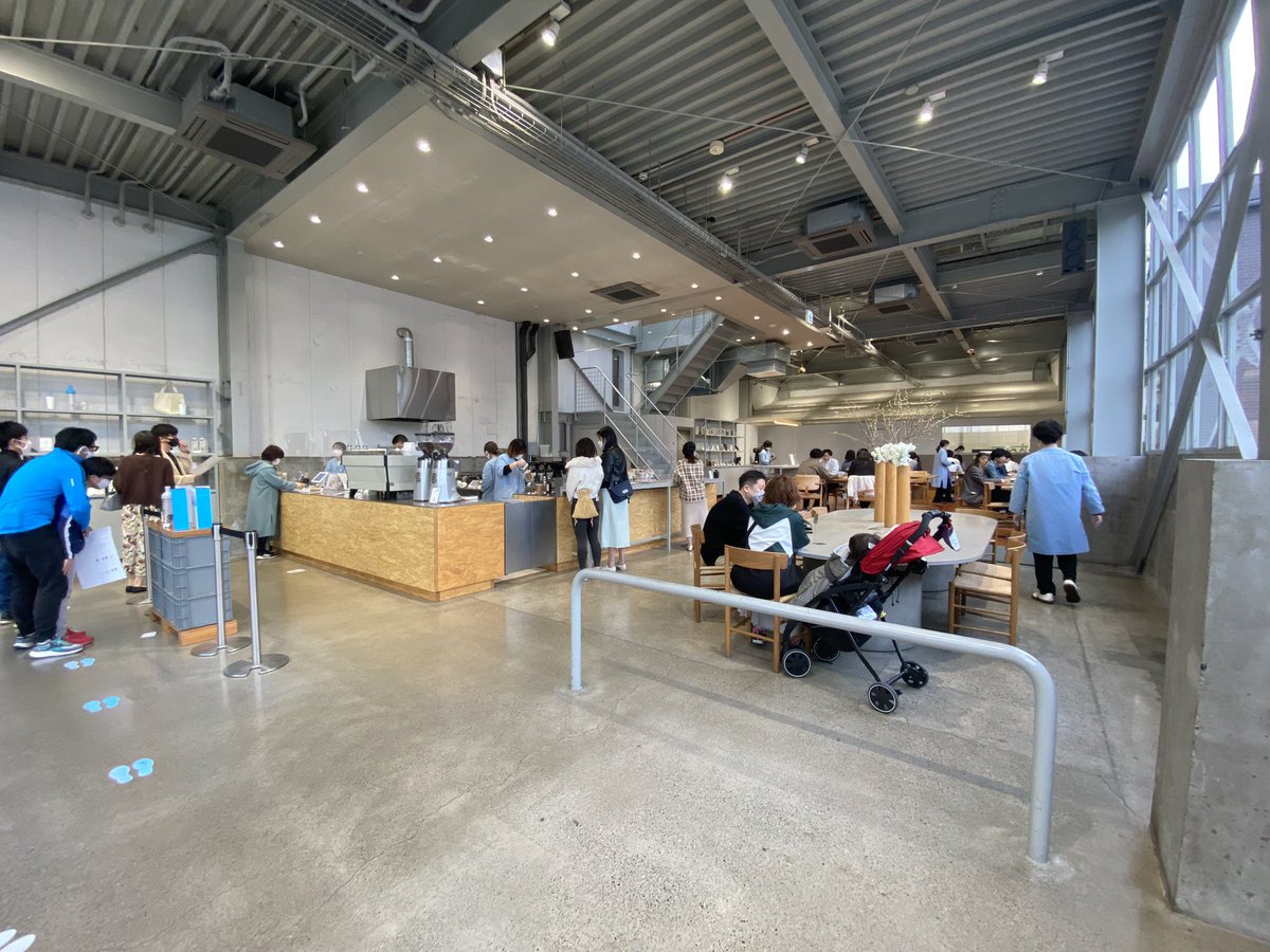 hatik5's tweet photo. ブルーボトルコーヒー清澄白河店
設計:長坂常/スキーマ建築計画
ブルーボトルコーヒージャパンのロースタリー兼事務所。かつて倉庫であった建物をコンバージョンしている。
向かって右側、鉄骨の斜材を残しながら開口部を大胆に取る。光を取り入れながらインダストリアルな雰囲気を生かしたデザイン。 https://t.co/1dDvksHXtR
